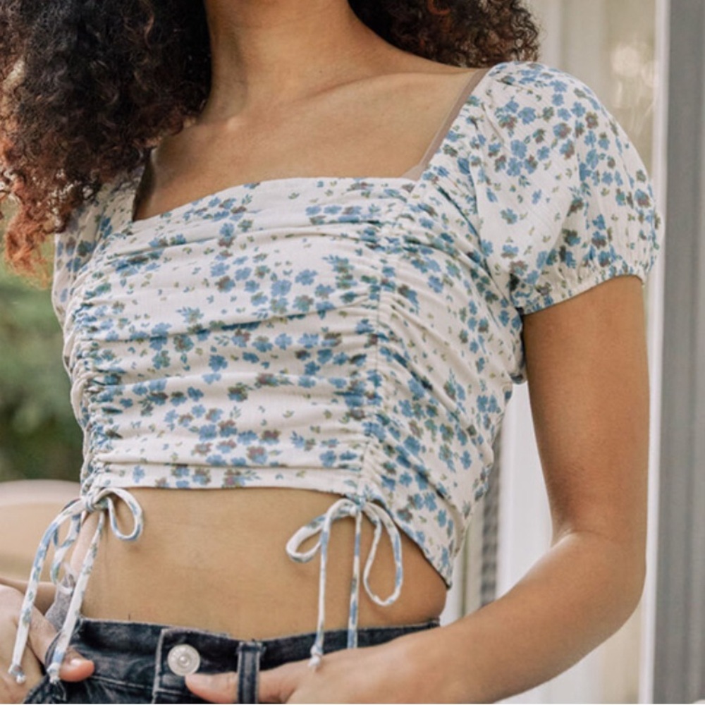 TILLY’s Wild Moss Cluster Ditsy cinch top white floral ruched back tie pull NWT